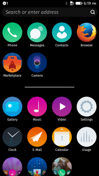 主介面像 Android 的 App Drawer 操作，不同功能會以圓形 Icon 表示。